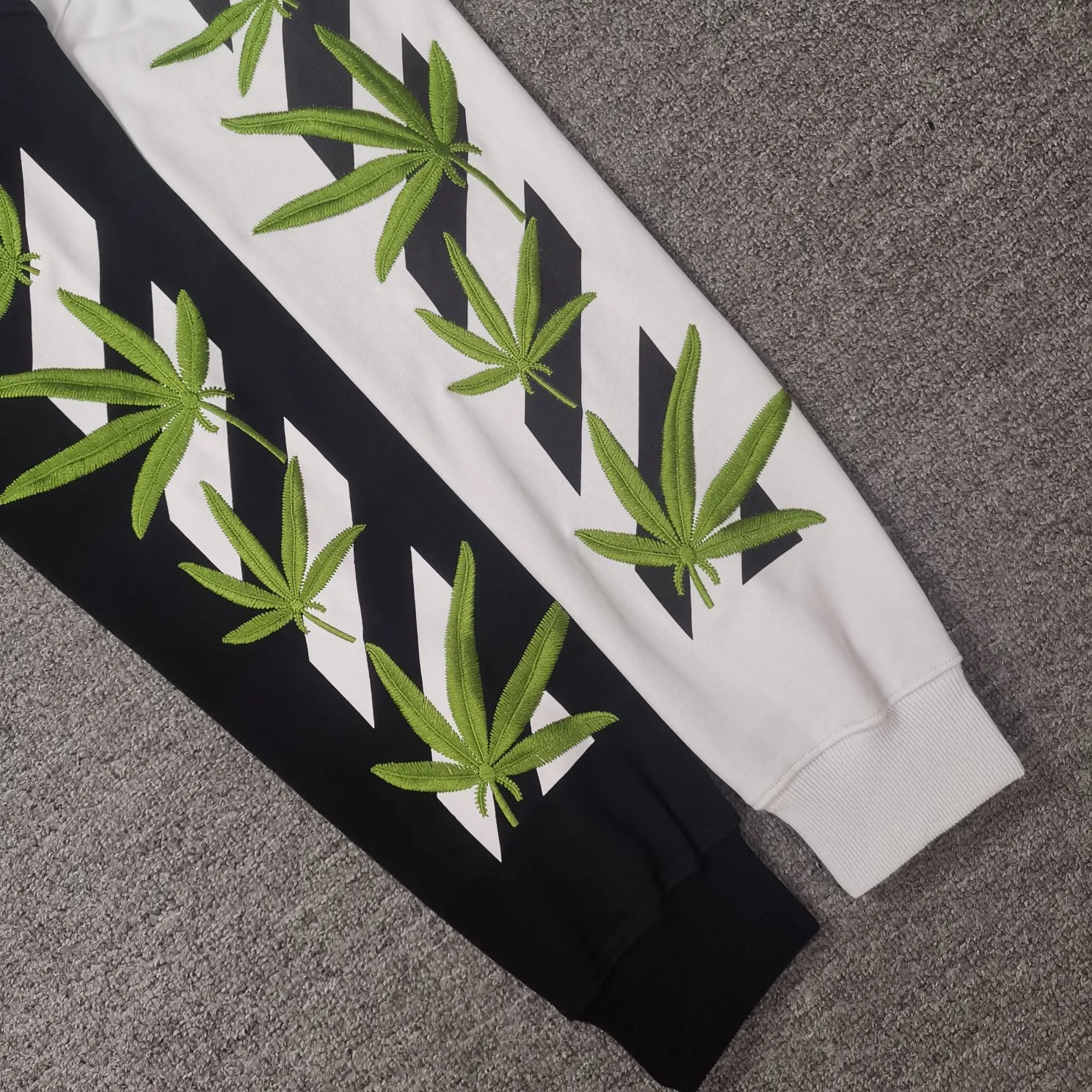 [New Style] 22SS top version OFFWHITE OW lucky leaf embroidered print male and female couples same trendy pure cotton loose autumn and winter round neck sweatshirt. This year's environmentally friendly series is indeed interesting, all centered around plants. The combination of lucky leaves and arrows has a slightly fresh and artistic style. The front panel printing uses Tajima embroidery printing and superimposed embroidery technology, with a yellow background, a second layer of blue, and the last layer is purple OFF. The embroidery is raised and has a tactile feel. The arrows on the back are made using imported glue technology and then put on the embroidery machine. The printing is realistic and full. Ye Jing's expression is very obvious. Customized three-label auxiliary materials to perfectly restore ZP.  Color: black and white Size: XS-L P:410
